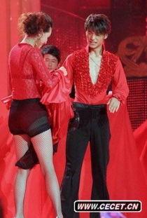 女明星被踩裙子,女明星裙摆被踩，时尚盛宴变尴尬现场  第3张